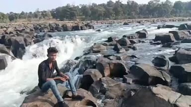 ओडगी: सूरजपुर जिले के रकसगंडा जलप्रपात में भीषण गर्मी में दूर-दूर से सैलानियों की भीड़ उमड़ रही है