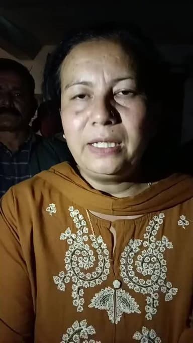 भीमताल ब्लॉक के ज्योली गांव निवासी हेमा देवी को बाघ ने बनाया निवाला, गुस्साए परिजन महिला का शव लेकर रानीबाग वन चौकी पहुं...