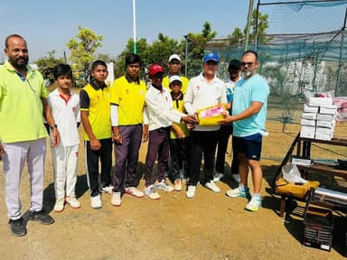 कलेक्टर श्री कुन्दन कुमार ने खिलाड़ियों को प्रदान किया आधुनिक खेल सामग्री किट।
नियमित अभ्यास करने और अपने लक्ष्य के प्रति...