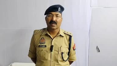 थाना गोसाईगंज में ग्राम वैदहा में युवती द्वारा फाँसी लगानें के सम्बन्ध में क्षेत्राधिकारी जयसिंहपुर श्री रामकृष्ण चतुर्व...