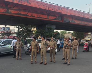 श्री त्रिगुण बिसेन, पुलिस उपायुक्त यातायात एवं श्री रितेश त्रिपाठी, सहायक पुलिस आयुक्त यातायात प्रथम द्वारा पीक समय में...