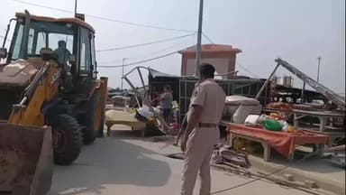 सुल्तानगंज: नमामि गंगे घाट से अतिक्रमण हटाने के लिए चला बुलडोजर, प्रशासन सख्त