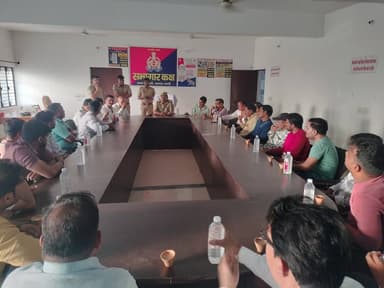 #BastiPolice प्रभारी निरीक्षक रूधौली द्वारा स्वर्ण व्यापारी के साथ पीस कमेटी मीटिंग की गयी- https://t.co/0QPJ5mtApt