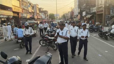 #BastiPolice प्रभारी यातायात मय यातायात पुलिस द्वारा कम्पनी बाग से राजकीय कन्या इंटर कॉलेज तक की सड़क पर सड़क के बीच मे...