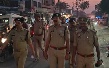 अपर पुलिस अधीक्षक कुशीनगर श्री सिद्धार्थ वर्मा द्वारा जनपद कुशीनगर में शान्ति/सुरक्षा एवं कानून व्यवस्था को सुदृढ़ बनाये...