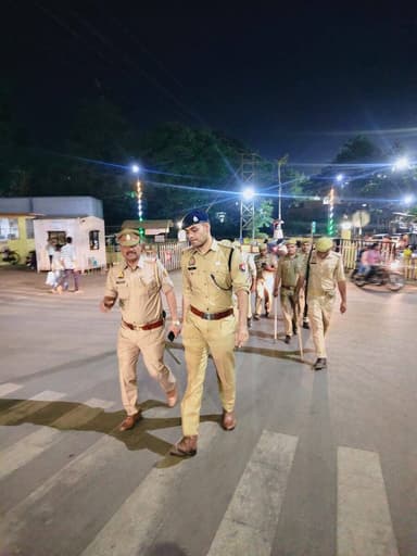 #SP_SBR के निर्देशन में कानून व्यवस्था के दृष्टिगत #CO_पिपरी द्वारा थाना पिपरी क्षेत्रान्तर्गत पैदल गश्त तथा संदिग्ध वाह...