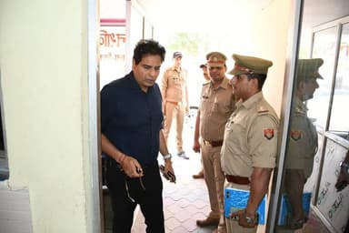 वरिष्ठ पुलिस अधीक्षक मुजफ्फरनगर श्री संजय कुमार वर्मा द्वारा थाना तितावी का किया गया आकस्मिक निरीक्षण, सम्बन्धित को दिए ...