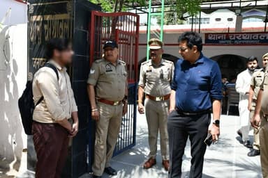 वरिष्ठ पुलिस अधीक्षक मुजफ्फरनगर श्री संजय कुमार वर्मा द्वारा थाना चरथावल का किया गया आकस्मिक निरीक्षण, सम्बन्धित को दिए ...