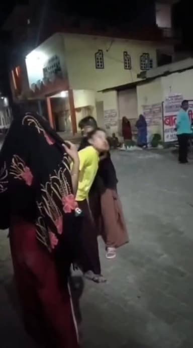 झाँसी में ऑर्केस्ट्रा गर्ल्स की दहशत, फिर की मारपीट, सामने आया वायरल वीडियो #jhansipolice #jhansi #Uttarpradesh
#girls...