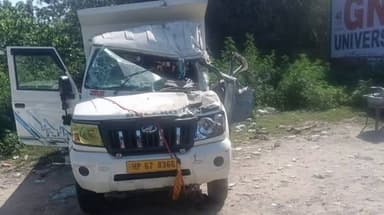 हमीरपुर में नेशनल हाइवे 103 पर राधास्वामी चौक के नजदीक एक ट्राला जीप की ट्रक से जोरदार टक्कर हो गई। हादसे में एक युवक की...