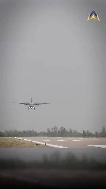 Purvanchal Expressway पर लैंड हुआ Indian Air Force का Fighter Plane Jaguar!