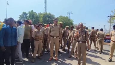 चित्रकूट जनपद में दोस्त के घर शराब पार्टी में गए युवक की संदिग्ध परिस्थितियों में मरणासन्न हालत में दोस्त के घर के बाहर ...