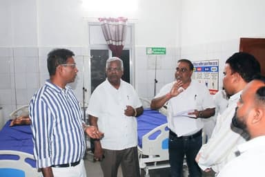 कलेक्टर डॉ. संजय कन्नौजे ने रात्रि लगभग 7 बजे प्राथमिक स्वास्थ्य केंद्र भटगांव का औचक निरीक्षण किया। इस दौरान उन्होंने स...