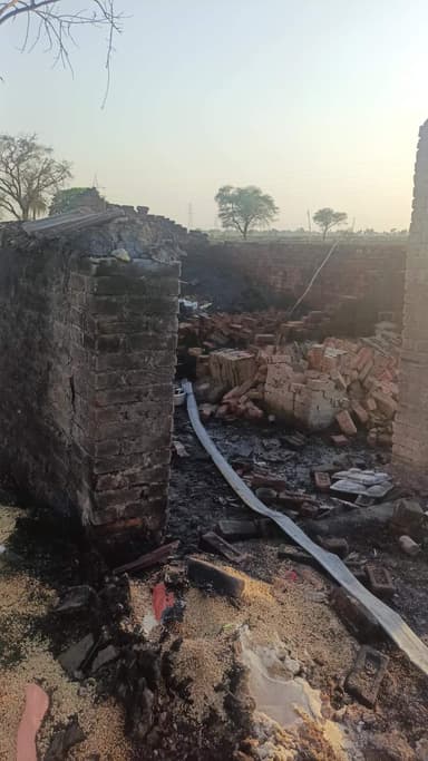 🔥 बड़ी खबर | कोटर क्षेत्र 🔥
कोटर क्षेत्र के ग्राम पंचायत रजरवार में आज एक भीषण आगजनी की घटना सामने आई है।