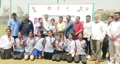 टीकमगढ़ की सॉफ्टबॉल खिलाड़ी सागरिका पलनीटकर ने 69वीं शालेय सॉफ्टबॉल प्रतियोगिता में सीबीएसई बालिका टीम से प्राप्त किया कां...