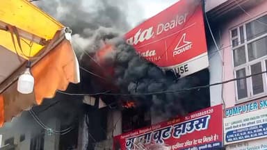 बुलंदशहर के स्याना में बुगरासी रोड स्थित गुप्ता बूट हाउस में शॉर्ट सर्किट के चलते लगी भीषण आग लाखों रुपए का नुकसान
#बु...