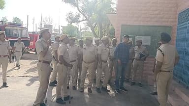 बांगड़ स्कूल पर 'एयर स्ट्राइक', बम गिरते ही मची अफरा-तफरी, प्रशासन ने किया सफल रेस्क्यू #boom #live