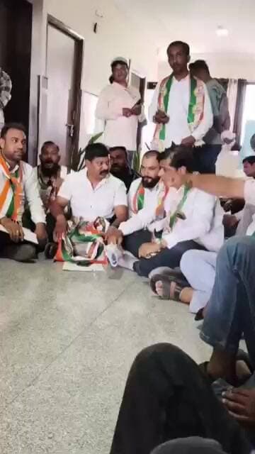 नागपुर,RTO, ग्रामीण अधिकारी के ऑफिस के सामने 3 घंटे बैठे, शरद पवार गट के युवा नेता,,