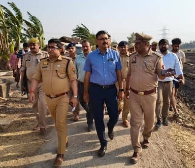 संतकबीरनगर: धर्मपुरा में खेतों में लगी आग, DM-SP ने मौके पर पहुंचकर लिया जायजा
संतकबीरनगर के थाना कोतवाली खलीलाबाद क्षे...