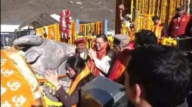 मुख्यमंत्री पुष्कर सिंह धामी ने पत्नी गीता धामी संग छुएं नंदी के पैर, फिर कानों में कुछ कहा!!
#जयबाबाकेदारनाथ
#जयश्री...