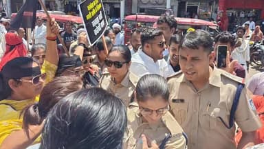 महिला आरक्षण बिल को लेकर भारतीय महिला मोर्चा की टीम ने छतरपुर में किया विरोध प्रदर्शन