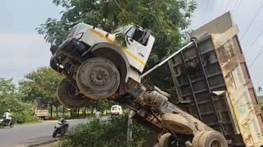 চড়িলাম পেট্রোল পাম্প সংলগ্ন এলাকায় বড়সড় দুর্ঘ*টনার হাত থেকে অল্পের জন্য রক্ষা পেয়েছে একটি যানবাহন। ঘটনাস্থলের ছবিই স...