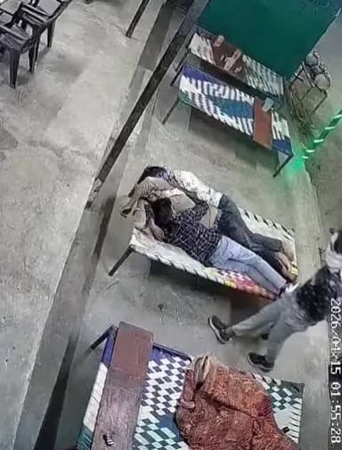 ब्यावर: राजस्थान के ब्यावर-पाली (या पिंडवाड़ा) हाईवे पर खेजड़ला चौराहे के पास एक होटल के बाहर चारपाई पर सो रहे तीन युवको