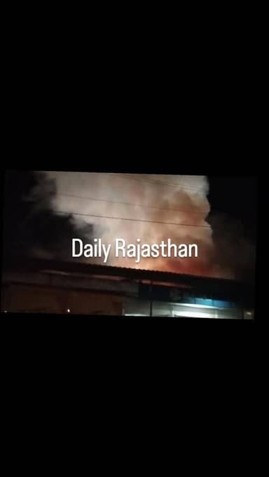 गोगुंदा। कस्बे के बजाज शोरूम में धू धू कर लगी आग ।