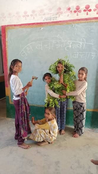 विश्व पृथ्वी दिवस पर छात्रों को पर्यावरण संरक्षण एवं जल संरक्षण के महत्व को बताया
--
विश्व पृथ्वी दिवस पर शासकीय प्राथ...