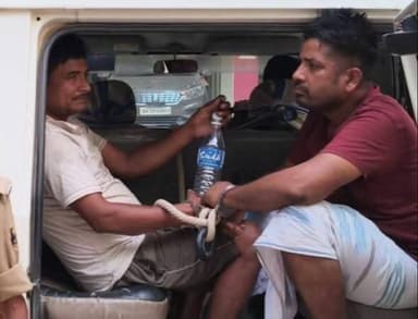 अंतरजिला शस्त्र तस्कर गिरोह के दो सदस्य 15 फिनिश्ड देसी पिस्तौल और 30 मैगजीन के साथ गिरफ्तार:भेजे गए मुंगेर जेल: विस्तृत...