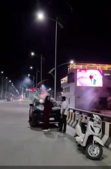 डॉक्टर दंपति का ओवरब्रिज पर जश्न! नियम-कानून की धज्जियां उड़ी।
रीवा के सिरमौर चौराहा ओवरब्रिज पर देर रात डॉक्टर निकिता स...