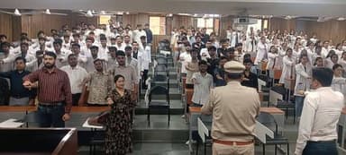 Hanumangarh Police
मेडिकल कॉलेज में यातायात जागरूकता अभियान, छात्रों को दिलाई सड़क सुरक्षा की शपथ
संगरिया की आवाज़।
हनु...