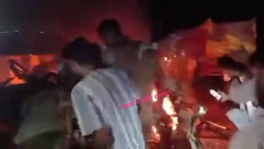भीषण हादसा: एक झटके में 11 लोगों की मौत, तेज रफ्तार ट्रक ने पीछे से कई वाहनों में मारी टक्कर
UP-MP बॉर्डर ड्रमंडगंज घाट...