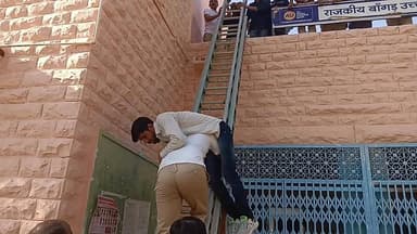 स्कूल पर गिरा बम साहस का परिचय: कंधे पर लादकर घायल को नीचे उतारा #live #viral #bome #didwanajila