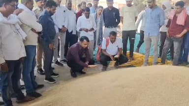 💠 कलेक्टर श्री सोमेश मिश्रा ने कृषि उपज मंडी, बनखेड़ी में गेहूं एवं चना उपार्जन केंद्रो का निरीक्षण किया।
➡️ श्री मिश्...