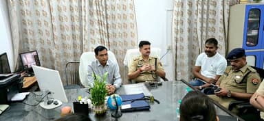 #Auraiya_Police
आगामी होमगार्ड परीक्षा के दृष्टिगत जिलाधिकारी औरैया व पुलिस अधीक्षक औरैया द्वारा परीक्षा को सकुशल एवं शु...