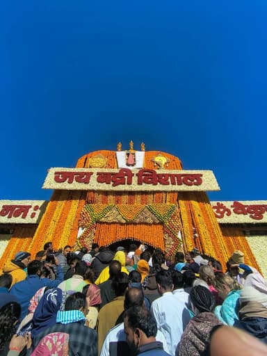 वैदिक मंत्रोच्चारण के साथ आज प्रातः 6:15 पर खुले बद्रीनाथ धाम के कपाट। आज कपाट खुलने पर श्री हरि नारायण के दर्शन करने का...