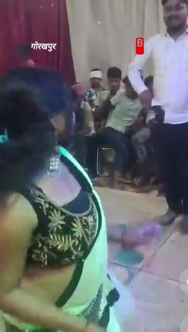 गोरखपुर में एक युवक नर्तकी के सामने डांस के दौरान हथियार निकालकर लहराता दिखाई देता है।#news #Dance #Gorakhpur #viral