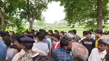 रफ़्तार का कहर : अवैध बालू लदे ट्रैक्टर नें व्यक्ति को रोंदा | परिजनों नें किया हंगामा | सड़क जाम कर इंसाफ की लगा रही हैं ...