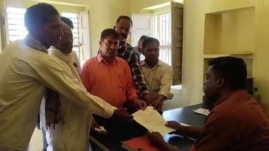 झुंझुनू: नांगल में पेयजल संकट को लेकर ग्रामीणों ने किया प्रदर्शन, जलदाय विभाग को सौंपा ज्ञापन