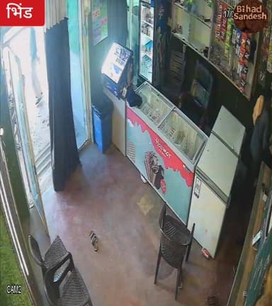 #भिंड के #मौ थाना क्षेत्र में , कैफे में घुसकर दबंगों का हमला, CCTV वीडियो वायरल होने के बाद मचा हड़कंप,,,
#न्यूज #bhi...