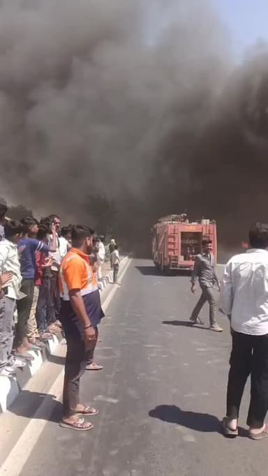 केसरपुरा नयागांव में कचरा प्लांट में लगी भीषण आग के बाद सड़क पर अफरा-तफरी का माहौल, धुएं के बीच फंसे वाहन और लंबा जाम… आ...