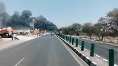 केसरपुरा-नयागांव में कचरा प्लांट में लगी भीषण आग ने हालात बिगाड़ दिए हैं। धुएं के गुबार और सड़क पर लगे वाहनों के लंबे जा...