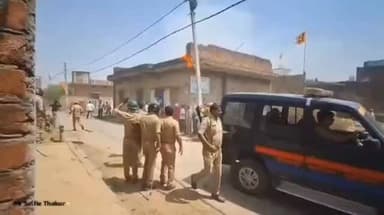 #गाजीपुर: उड़ता हुआ पत्थर आया और सीधा कोतवाल के सर में लगा, पत्थर इतनी तेज़ लगा कि कोतवाल के सर में चोट लगने की आवाज़ दूर त...