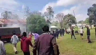 मणिपुर में हमले में 2 बच्चों की मौत के बाद भड़की भीड़ ने CRPF कैंप पर हमला करने की कोशिश की। इस दौरान गोलीबारी हुई।
मणि...