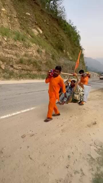 🙏 *आस्था के आगे हर मुश्किल छोटी*
केदारनाथ धाम से एक भावुक कर देने वाली तस्वीर सामने आई है…
एक बेटा अपनी मां को डंडी म...
