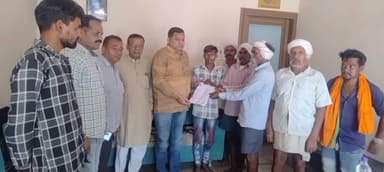 अलीराजपुर: सोंडवा में बिजली की समस्या से परेशान ग्रामीणों ने आदिवासी नेता महेश पटेल को सौंपा ज्ञापन