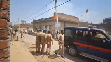 गाजीपुर के करंडा मामले में सपा के प्रतिनिधि मंडल और ग्रामीणों के बीच संघर्ष के दौरान #कोतवाल के #सिर में लगा #पत्थर,जमीन...