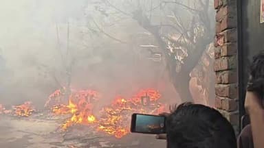 हुकुलगंज के भगवानाले के भरोटिया बस्ती मेंआग लग गया हैं