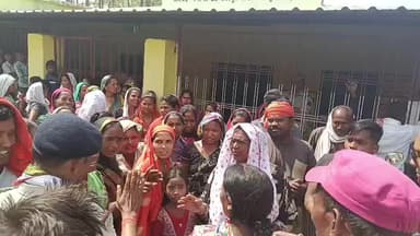 ambikapur garam panchayat ghanghari mai panacho ko Dhaka muka karate dikhe garamin log ka khahar chalta huwa bhari hanga